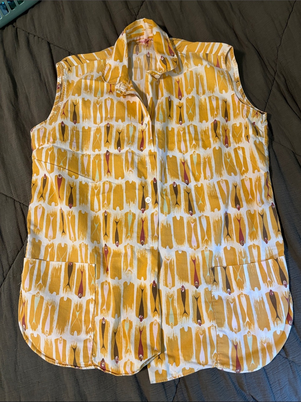 70s vintage Ship’n Shore cotton sleeveless collared button down with pockets.